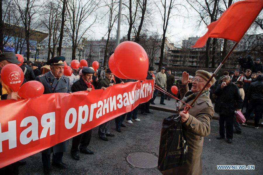 В Москве прошло торжественное шествие и митинг в честь 95-й годовщины Октябрьской революции