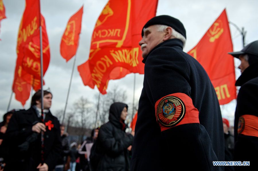 В Москве прошло торжественное шествие и митинг в честь 95-й годовщины Октябрьской революции