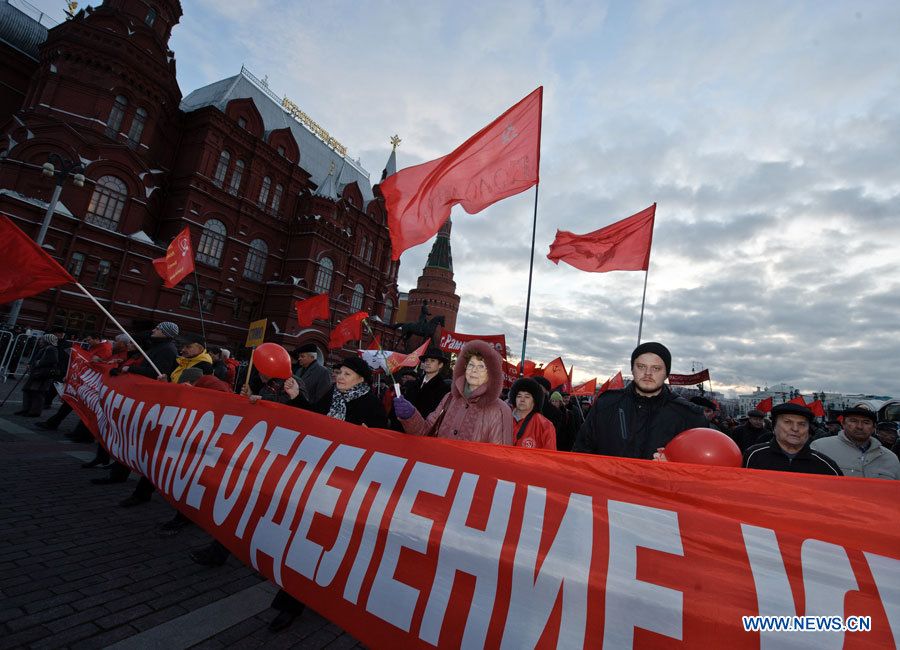 В Москве прошло торжественное шествие и митинг в честь 95-й годовщины Октябрьской революции