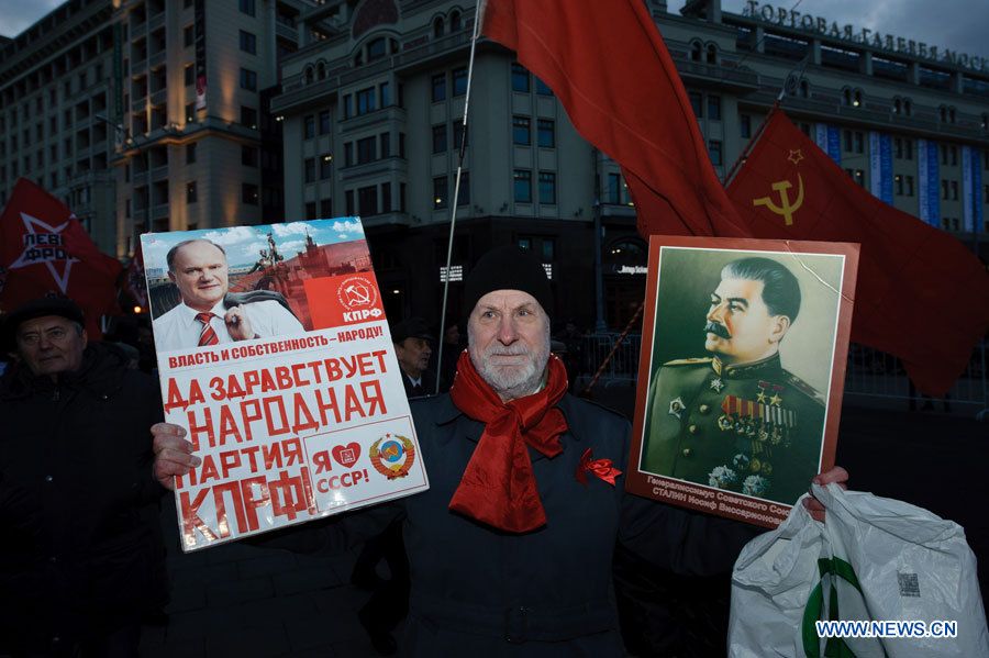 В Москве прошло торжественное шествие и митинг в честь 95-й годовщины Октябрьской революции