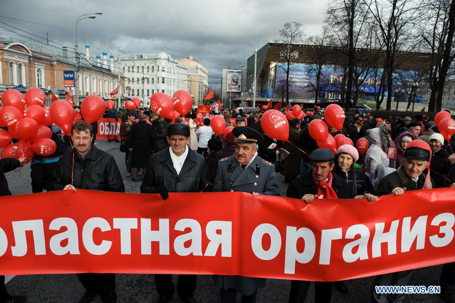 В Москве прошло торжественное шествие и митинг в честь 95-й годовщины Октябрьской революции