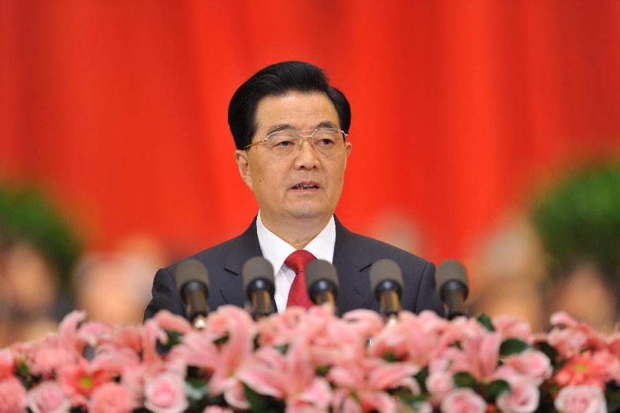 Ху Цзиньтао на 18-м съезде КПК выступает с докладом на тему 'Твердо продвигаться вперед по пути социализма с китайской спецификой и бороться за полное построение среднезажиточного общества'