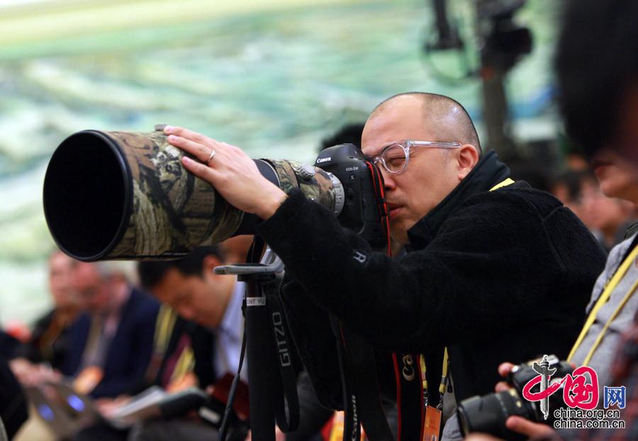 Китайские и зарубежные журналисты, освещающие работу 18-го съезда КПК