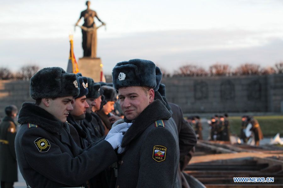 В Петербурге состоялась церемония возложения венков и цветов к монументу 'Мать-Родина'