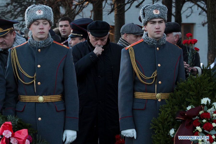 В Петербурге состоялась церемония возложения венков и цветов к монументу 'Мать-Родина'