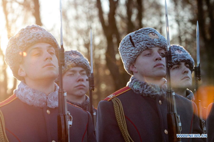 В Петербурге состоялась церемония возложения венков и цветов к монументу 'Мать-Родина'