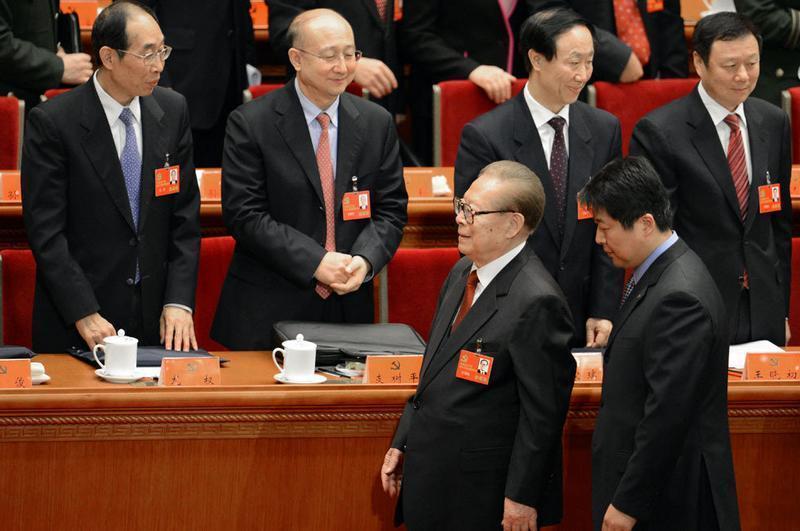 Старые чиновники КПК, принявшие участие в 18-м съезде КПК
