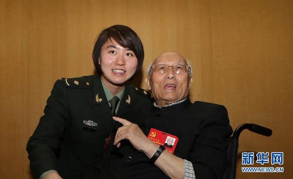 74-летняя разница в возрасте, 72-летняя разница в партийном стаже: самый младший и самый старший представительи 18-го съезда КПК
