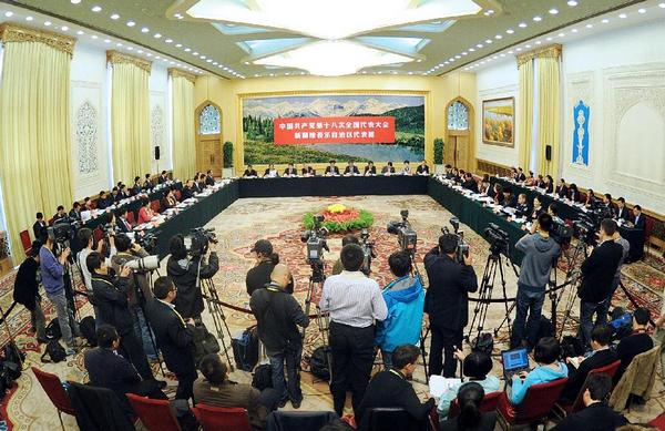 На 18-м съезде КПК 34 группы делегатов проводят дискуссии в присутствии китайских и иностранных журналистов