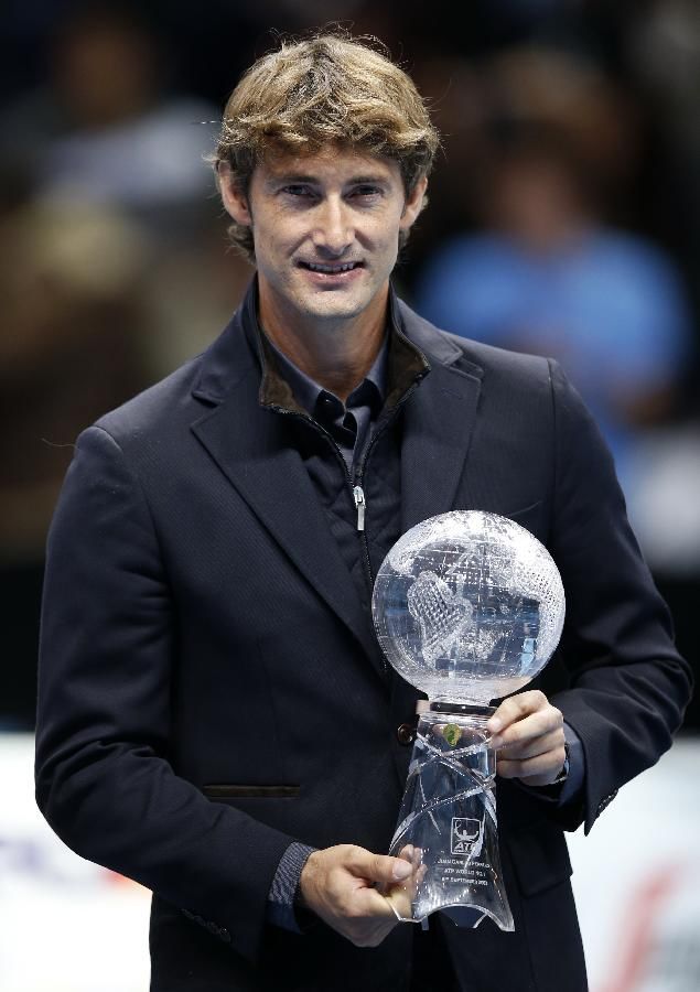 Теннис -- на турнире ATP-2012 Хуану Карлосу Ферреро вручили памятный кубок1