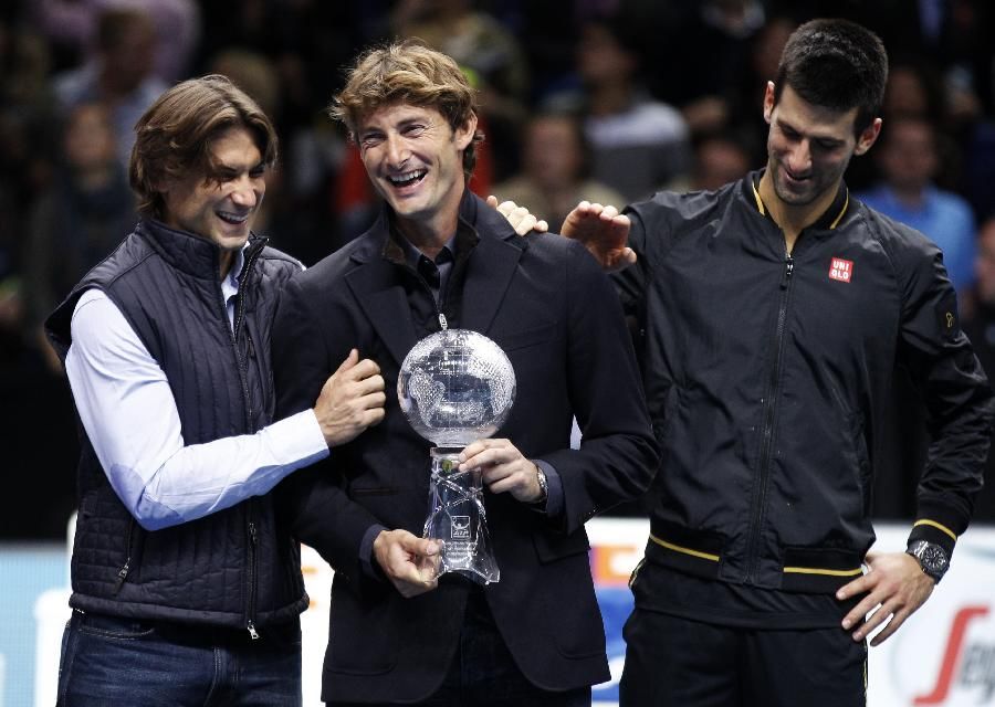 Теннис -- на турнире ATP-2012 Хуану Карлосу Ферреро вручили памятный кубок2