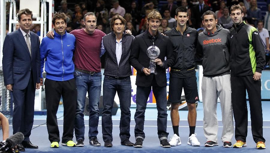 Теннис -- на турнире ATP-2012 Хуану Карлосу Ферреро вручили памятный кубок3