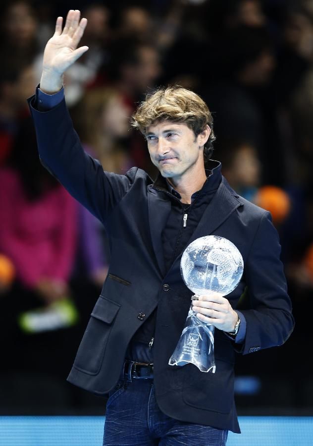 Теннис -- на турнире ATP-2012 Хуану Карлосу Ферреро вручили памятный кубок4