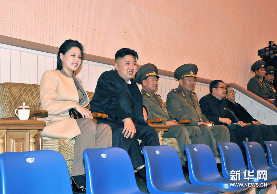 Ким Чен Ын с супругой - на волейболе