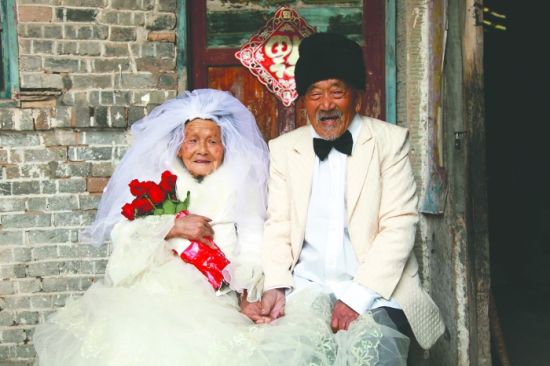 Первые за 100 лет свадебные фото