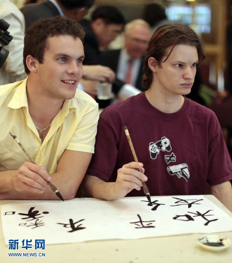 В университете Денвера познакомились с китайской каллиграфией