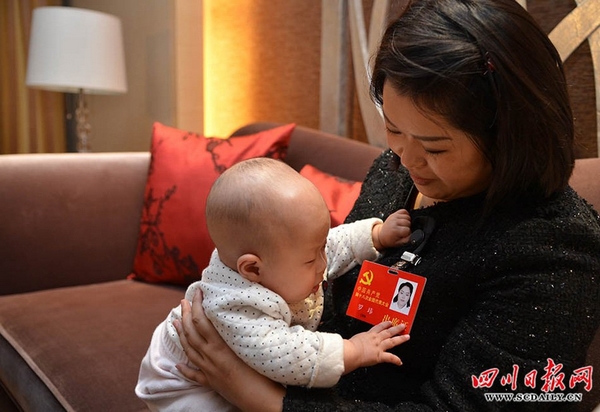 ЦК КПК разрешил двум женщинам-представителям на участие в 18-м съезде с младенцами3