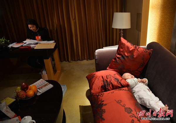 ЦК КПК разрешил двум женщинам-представителям на участие в 18-м съезде с младенцами5