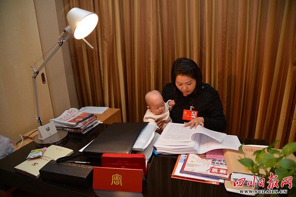 ЦК КПК разрешил двум женщинам-представителям на участие в 18-м съезде с младенцами6