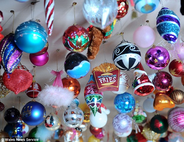 2000 рождественских украшений 70-летней английской бабушки5