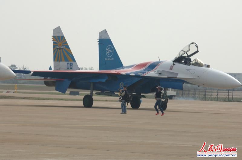 Российская пилотажная группа 'Русские витязи' прибыла в город Чжухай