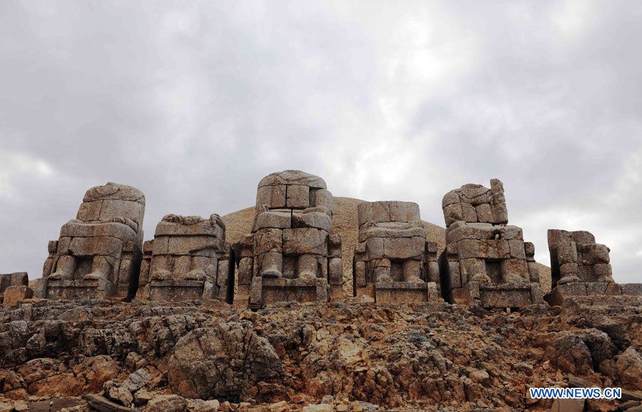 Древние памятники на горе Немрут-Даг в Турции