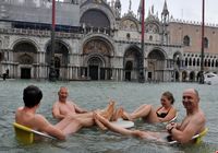 Наводнение в Венеции: туристы плавают на площади Сан-Марко