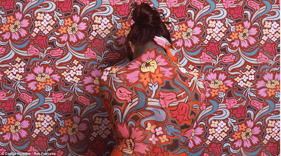 Необычный бодиарт: Цветочный камуфляж от Cecilia Paredes-/Синьхуа/