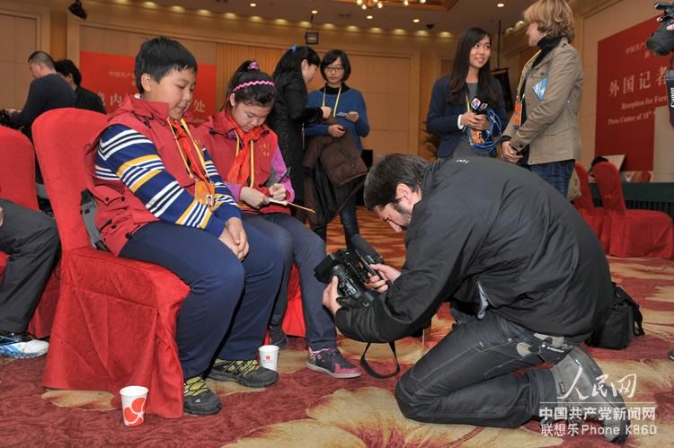 18-й съезд КПК: Большое внимание китайских и зарубежных СМИ привлекают маленькие журналисты2