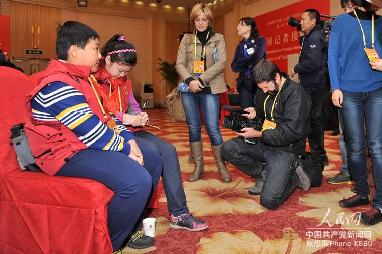 18-й съезд КПК: Большое внимание китайских и зарубежных СМИ привлекают маленькие журналисты3