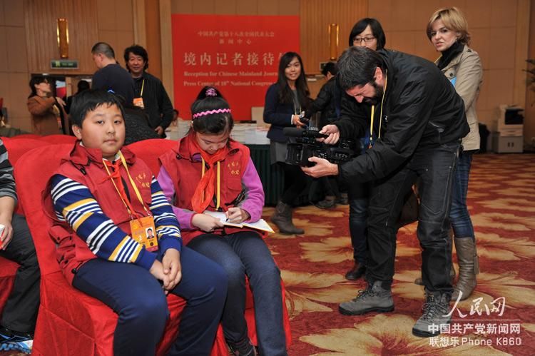 18-й съезд КПК: Большое внимание китайских и зарубежных СМИ привлекают маленькие журналисты4
