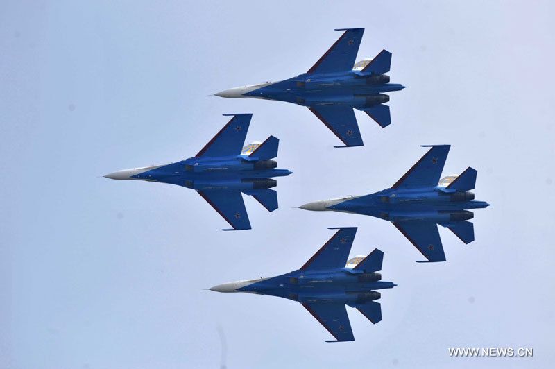 'Русские Витязи' показали высший пилотаж в небе над г. Чжухай