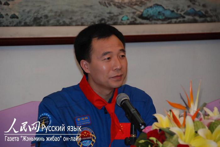 3 космонавта корабля 'Шэньчжоу-9' прибыли в город Чжухай на участие в авиасалоне