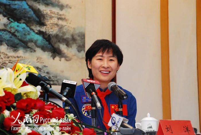 3 космонавта корабля 'Шэньчжоу-9' прибыли в город Чжухай на участие в авиасалоне