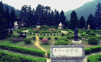 Мемориальный парк в честь павших революционеров в горах Цзинганшань