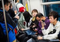 Пекин, 13 ноября /Синьхуа/ -- Мобильные технологии с каждым годом все больше входят в повседневную жизнь людей, портативные устройства стали основным средством получения информации и способом развлечения, в особенности для молодых людей, которые не расстаются с ними даже в дороге -- в общественном транспорте и метро. 