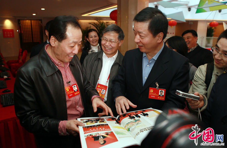 Чжоу Минвэй: Мы будем предоставлять больше качественных изданий внешней пропаганды для журналистов, освещающих работу 18-го съезда КПК1