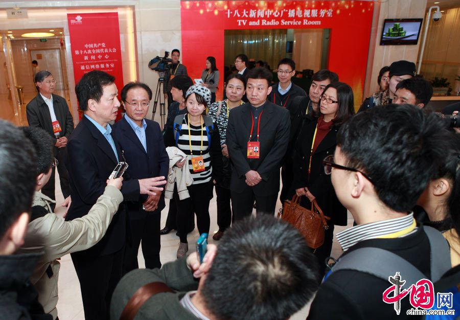 Чжоу Минвэй: Мы будем предоставлять больше качественных изданий внешней пропаганды для журналистов, освещающих работу 18-го съезда КПК3