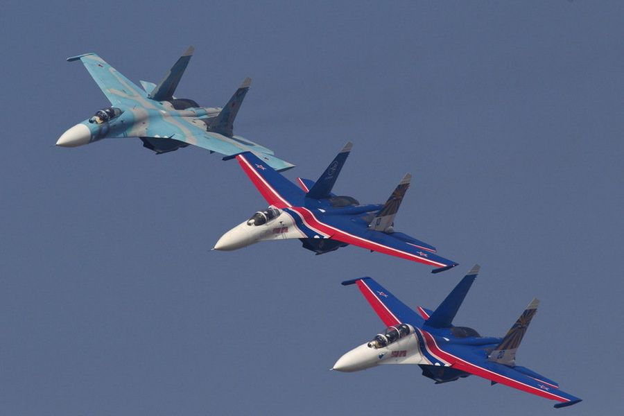 Первый день авиасалона в Чжухае: «Русские Витязи» показали первый пилотаж 
