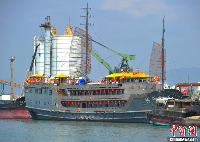 Первая в Китае роскошная яхта в древнем стиле «Великая морская стена» вышла из порта города Санья в пробное плавание1