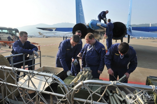 Авиасалон 2012: Авиационная группа высшего пилотажа «Русские витязи» в Чжухае1