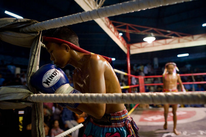 Жестокое детство ребят, занимающиеся тайским боксом (Muay Thai) 高清：揭秘泰拳儿童的残酷童年