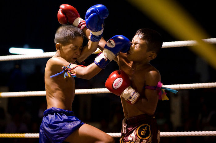 Жестокое детство ребят, занимающиеся тайским боксом (Muay Thai) 高清：揭秘泰拳儿童的残酷童年