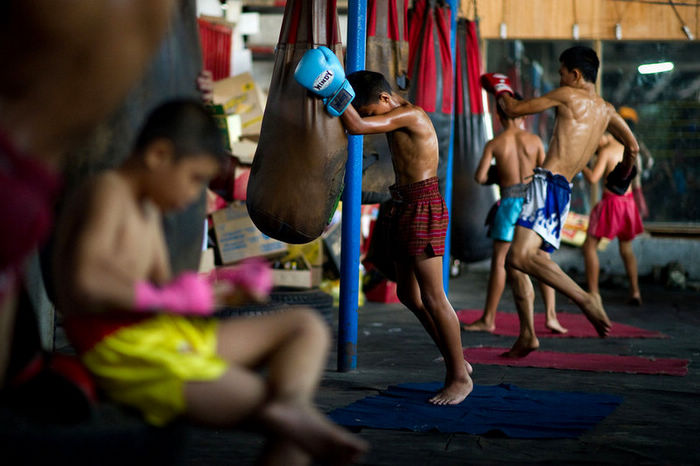 Жестокое детство ребят, занимающиеся тайским боксом (Muay Thai) 高清：揭秘泰拳儿童的残酷童年