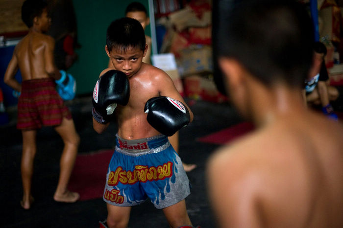 Жестокое детство ребят, занимающиеся тайским боксом (Muay Thai) 高清：揭秘泰拳儿童的残酷童年