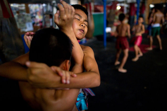 Жестокое детство ребят, занимающиеся тайским боксом (Muay Thai) 高清：揭秘泰拳儿童的残酷童年