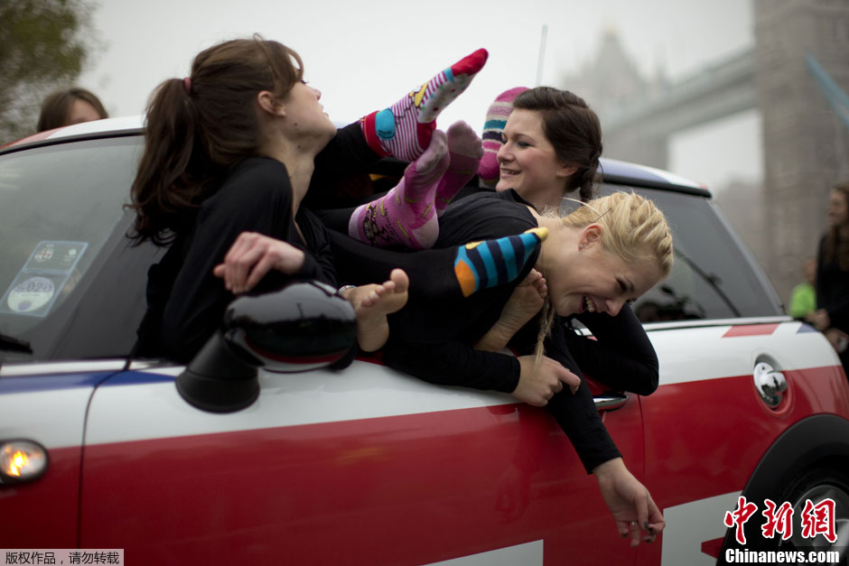 Новый рекорд Гиннесса: 28 девушек уместились в автомобиль «MINI Cooper»1