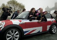 Новый рекорд Гиннесса: 28 девушек уместились в автомобиль «MINI Cooper»4