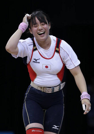 Молодая симпатичная японка-тяжелоатлет