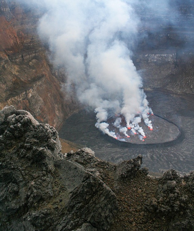 Горящая любовь: Влюбленная пара обручилась у кратера извергающегося вулкана3